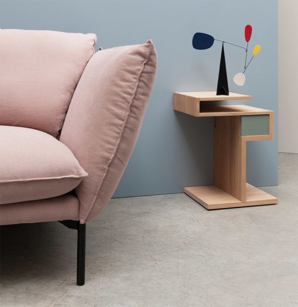 Salon mur bleu gris canapé rose poudré tissu meuble bois guéridon vert céladon mobile