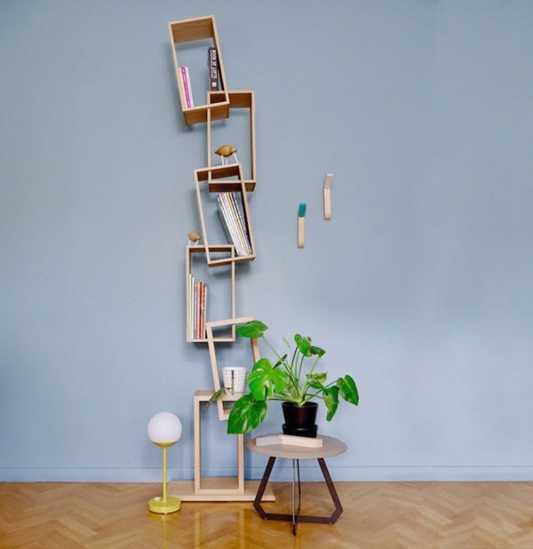 bibliothèque kao rectangle bois équilibre salon mur bleu gris parquet chevron plante monstera