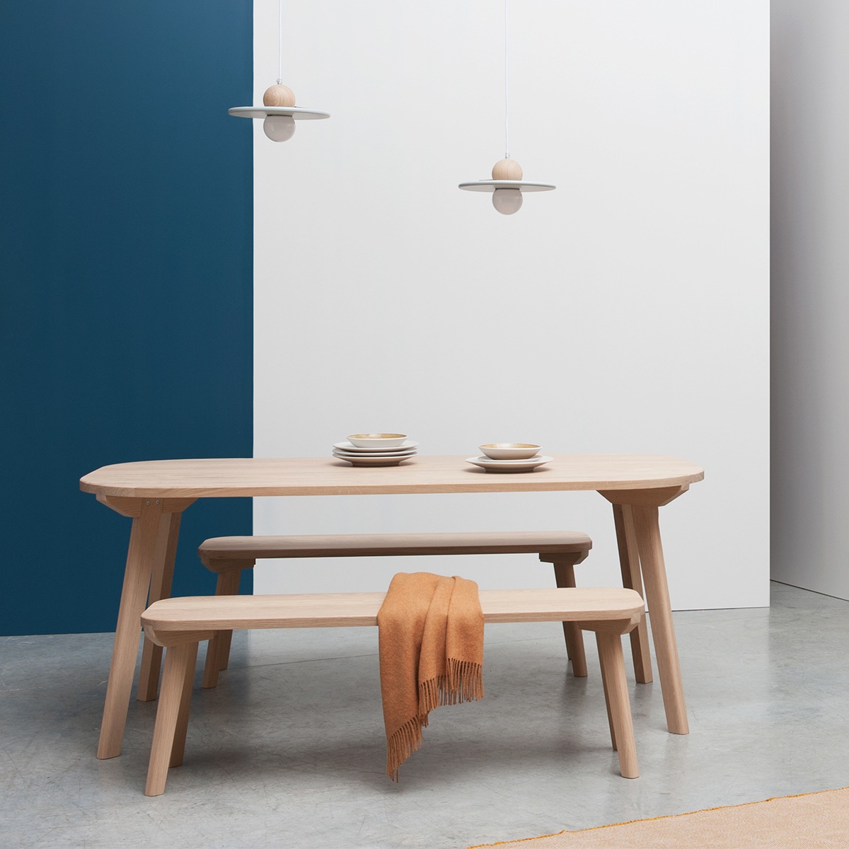 set de table et banc en bois parfait pour meubler une cuisine contemporaine et minimaliste