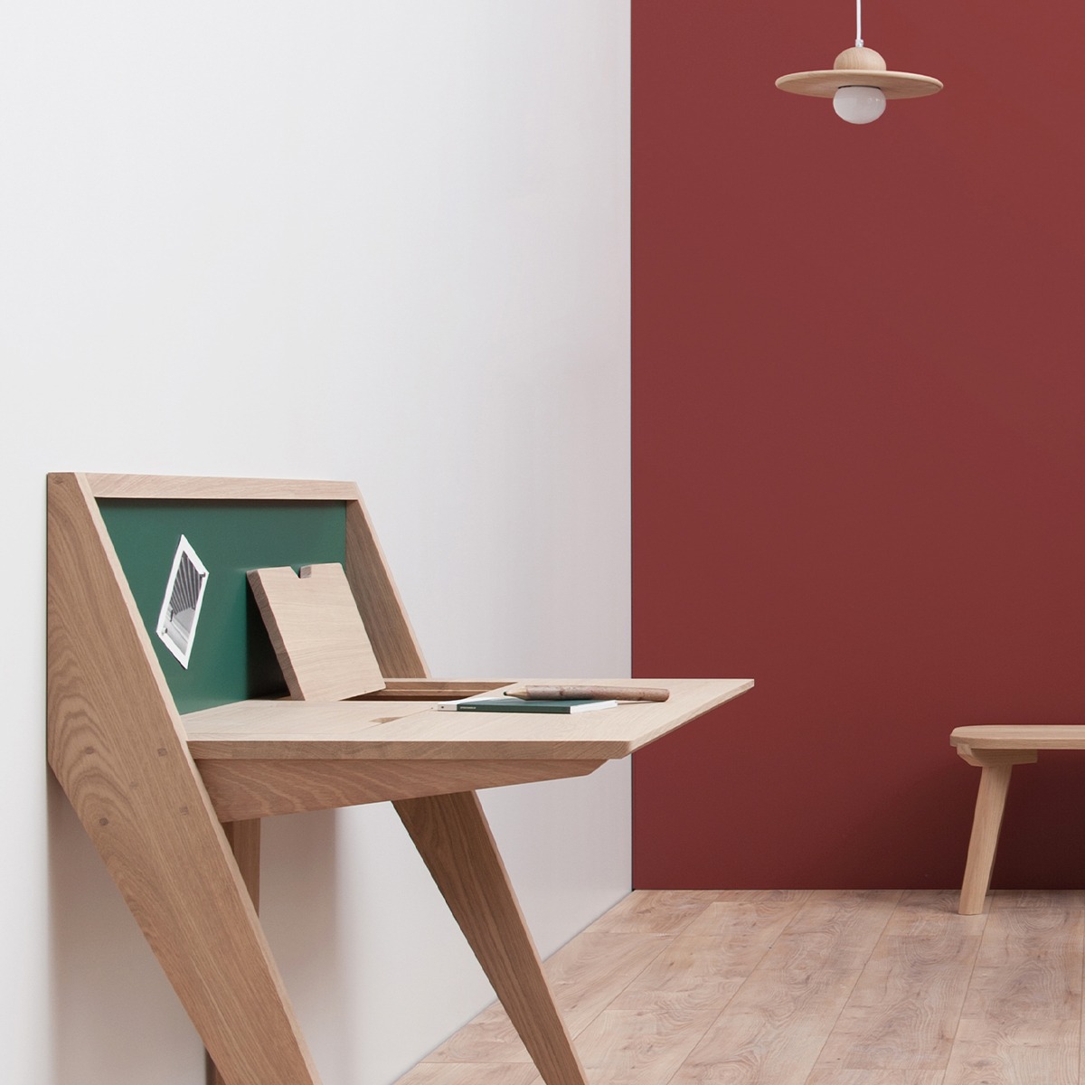 bureau contemporain design tripode Compas salon mur terracotta tendance déco scandinave rouge brique