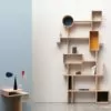 bibliothèque étagère géométrique bout de canapé pièce de vie mur blanc beige