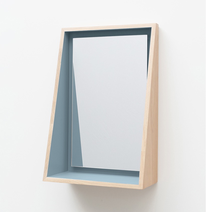 un miroir avec tablette intégrée pour un gain de place dans la salle bain