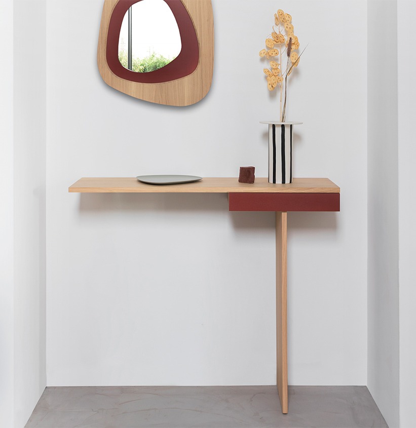 miroir original forme galet rouge idée de décoration intérieure chaleureuse déco minimaliste vase soliflore