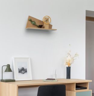idée agencement décoration murale mur blanc étagère en bois massif chêne naturel horloge à poser bureau vase soliflore cadre photo noir blanc lampe béton