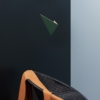ambiance décoration minimaliste fauteuil rotin noir pashemina plaid couvert orange mur noir bleu applique lampe mural vert bois