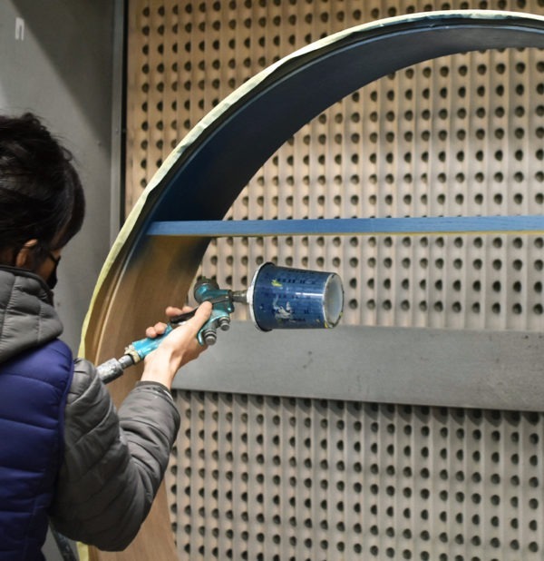 atelier menuisier coloration personnalisation bois grand miroir rond tablette bleu foncé meuble haut de gamme sur-mesure