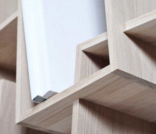 Bibliothèque kao bois naturel chêne massif rangement original pour livre meuble tendance