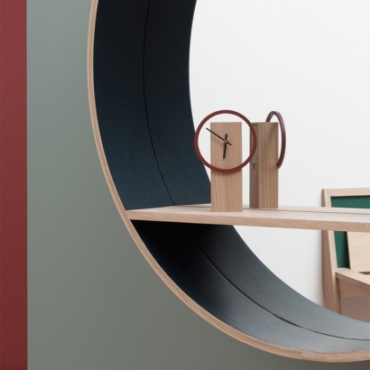 idée décoration intérieure inspiration agencement déco minimaliste petite horloge en bois grand miroir console avec tablette intégrée mur vert kaki rouge foncé