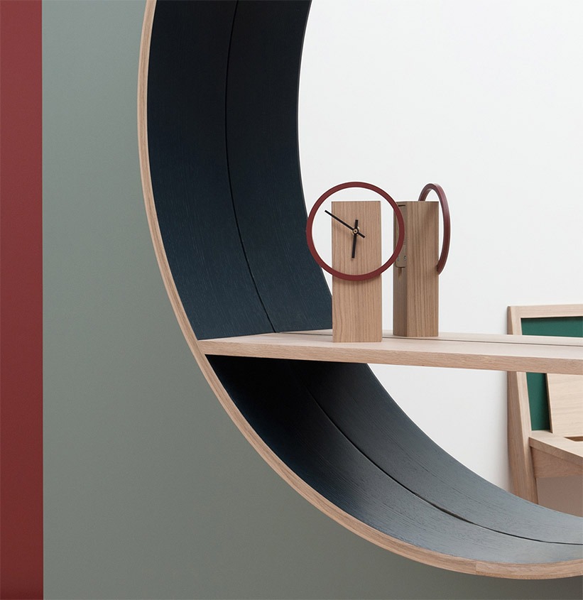 idée décoration intérieure inspiration agencement déco minimaliste petite horloge en bois grand miroir console avec tablette intégrée mur vert kaki rouge foncé