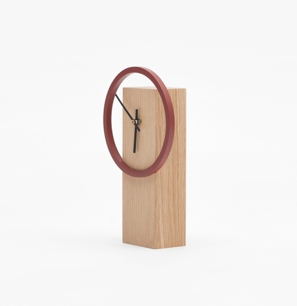 horloge design rouge foncé chêne décoration scandinave objet déco personnalisable