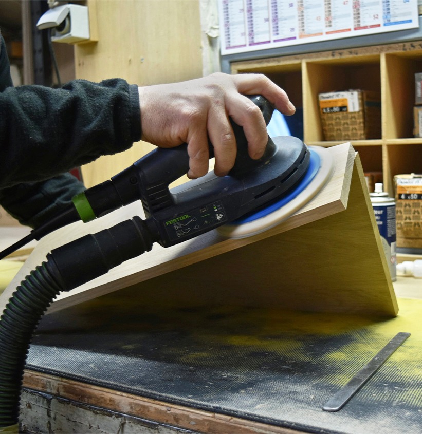 menuisier ébéniste ponçage chêne massif machine atelier Drugeot mobilier étagère fabriquée en france