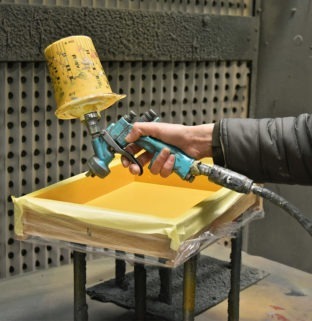 meuble miroir tiroir sur mesure personnalisation du bois laquage couleur dorée pulvérisateur peinture