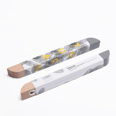 Toucan packaging design emballage patère en bois tendance carton typographie jaune illustration noir blanc chêne clair Drugeot Toucan packaging design emballage patère en bois tendance carton typographie jaune illustration noir blanc chêne clair Drugeot