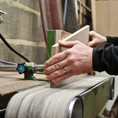 travail poncage bois chêne massif atelier fabrication de meubles en France Anjou Maine et Loire menuiserie Drugeot