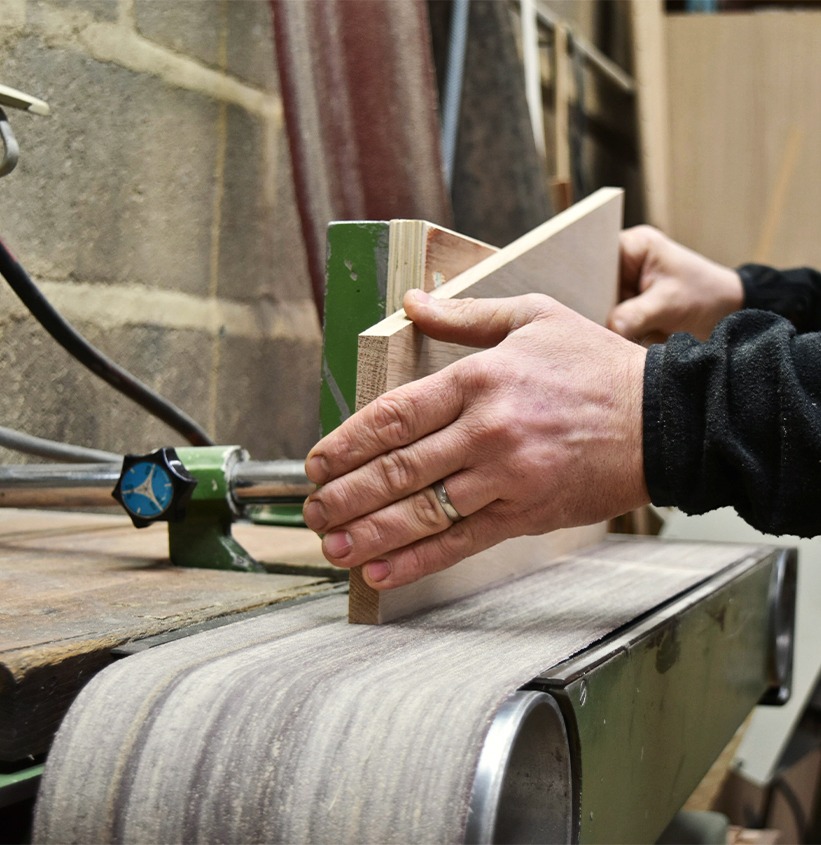 travail poncage bois chêne massif atelier fabrication de meubles en France Anjou Maine et Loire menuiserie Drugeot