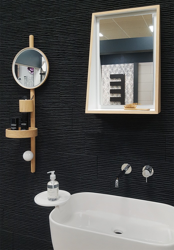 salle de bain miroir avec rangements patère vide poche en bois massif robinetterie blanche