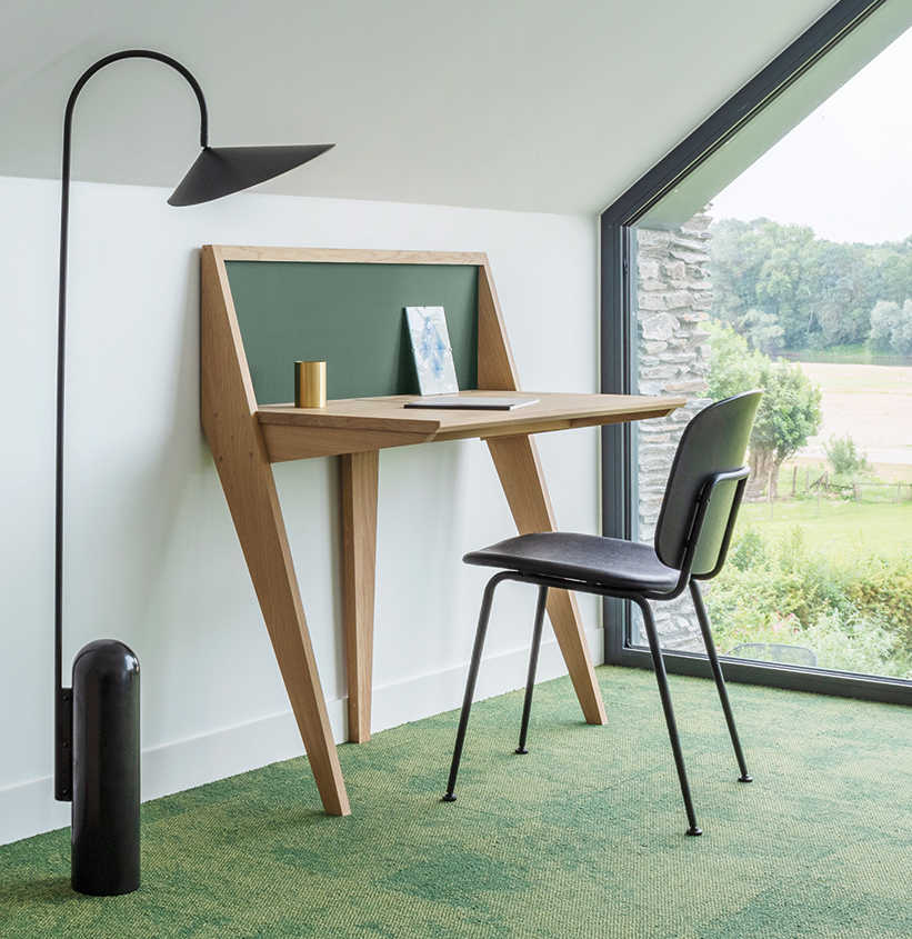 Bureau connecté COMPAS bureau connecté port USB dissimulé dans trappes de rangement bureau COMPAS en chêne massif bois français géré durablement