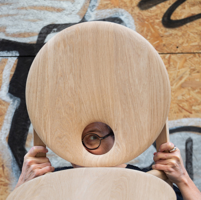 Une collection Constance Guisset, du mobilier en chêne massif organique