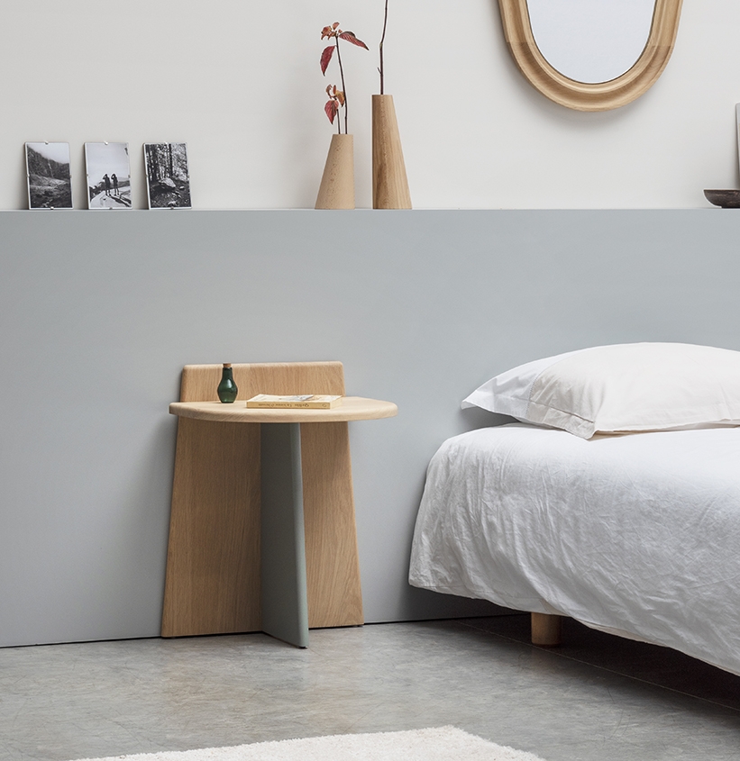 collection de meubles contemporains minimalistes avec possibilité de sur-mesure ou de personnalisation de la couleur bout de canapé en chêne massif français