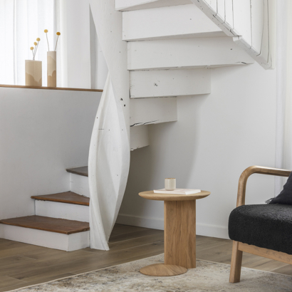 inspiration aménagement sous escalier colimaçon espace coin lecture table d'appoint bois massif ESSEPHE