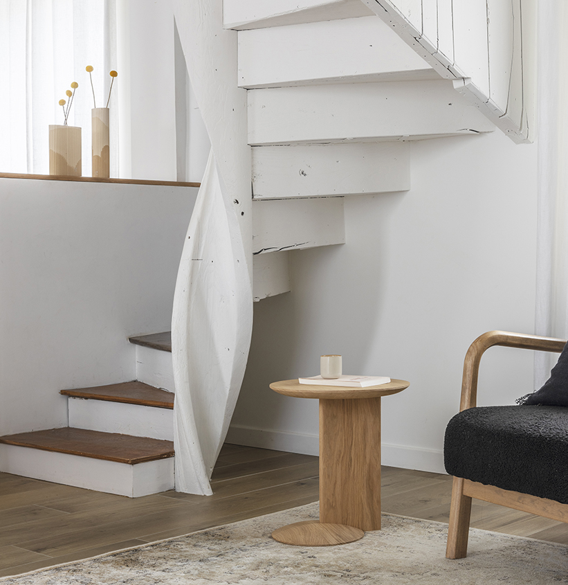 inspiration aménagement sous escalier colimaçon espace coin lecture table d'appoint bois massif ESSEPHE