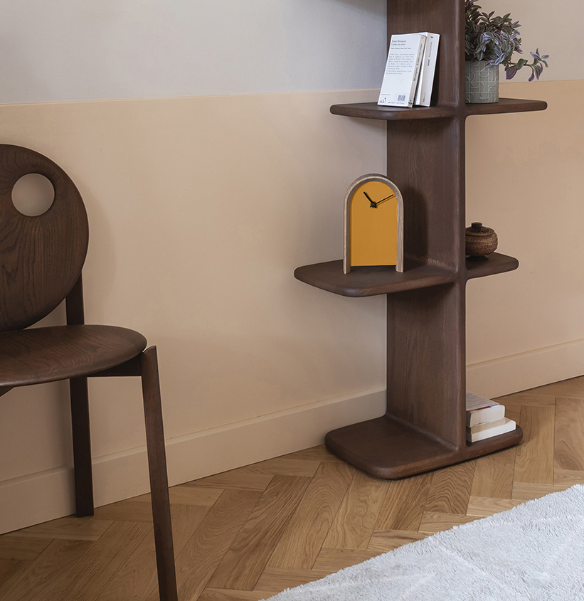 Chaise HELIO déclassée, finition : teinte noyer