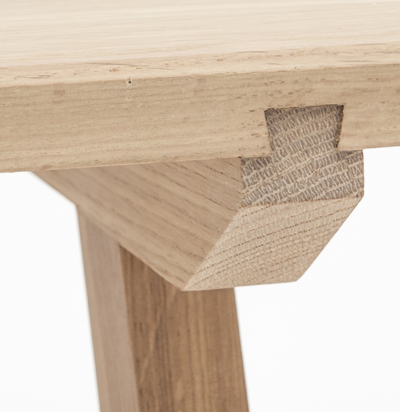 détail assemblage pied table Aronde technique traditionnelle ébénisterie et menuiserie assemblage queue d'héronde collection Aronde Drugeot Manufacture