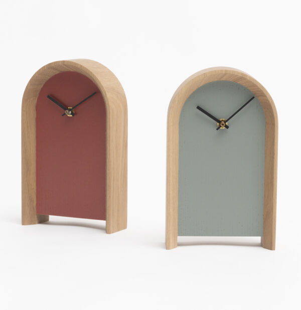 petite horloge de bureau à poser en bois massif naturel certifié PEFC création ARC designer Michele Russo
