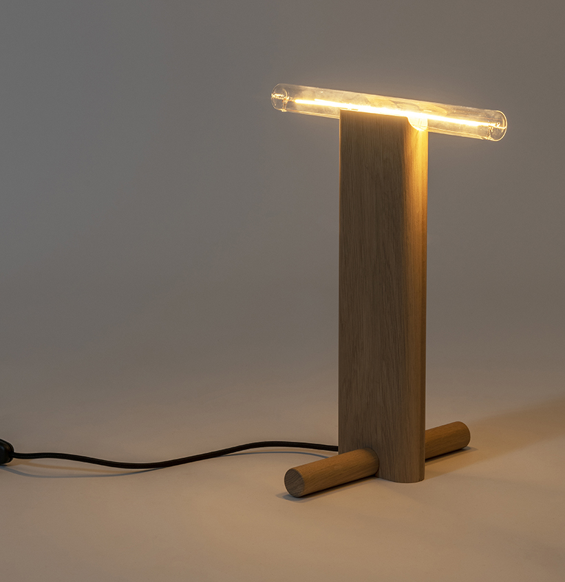 une lampe parfaite dans une décoration automnale avec son design géométrique, sa douce lumière d'ambiance et son bois massif naturel couleur chêne clair