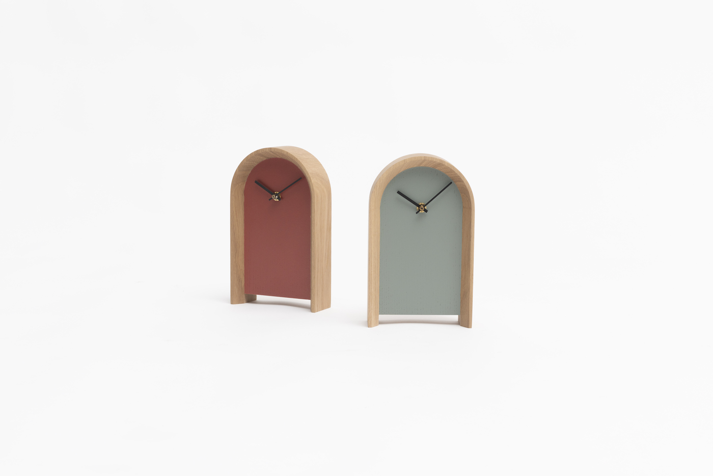 nouveautés design 2023 horloge bois analogique colorée terracotta céladon