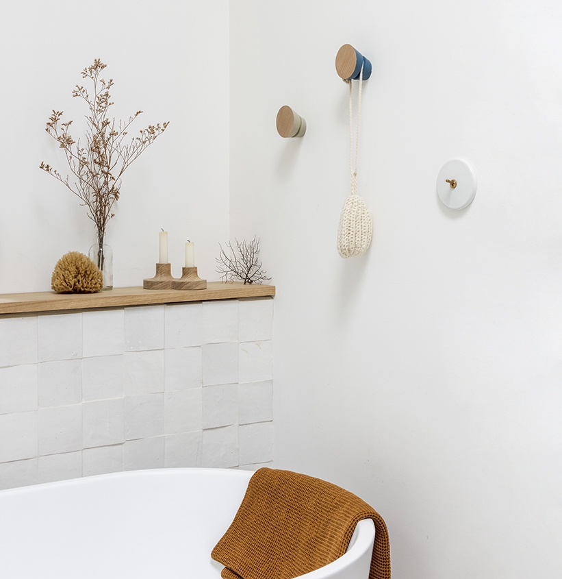 accessoires de décoration automnale pour aménager une salle de bain vase et bougeoir en bois fleurs séchées serviette couleur terracotta
