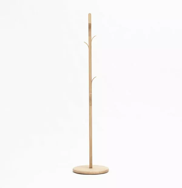 porte-manteau bois clair élancé parfait pour une entrée salle de bain dressing chambre à coucher design fin et longiligne