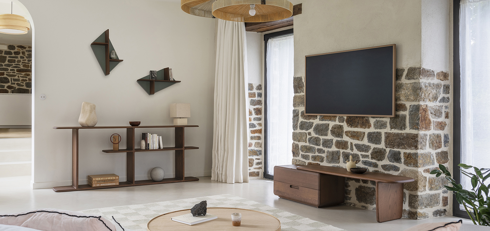 coin télé design contemporain salon charme campagnard pierres apparentes meuble teinte noyer maison bretonne