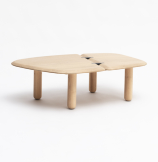 table basse en bois Liaison une table parfaite pour un séjour atypique unique aux courbes irrégulières